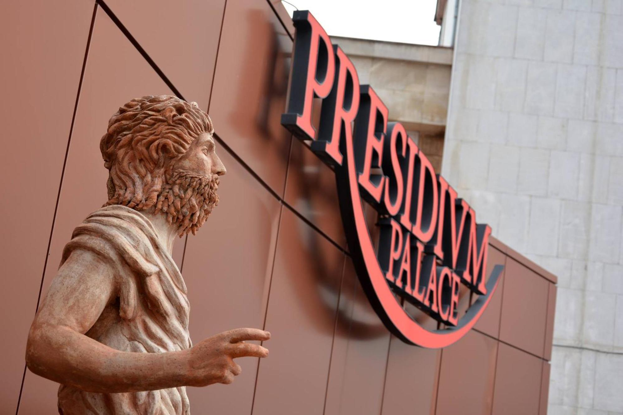 Hotel Presidivm Palace Łowecz Zewnętrze zdjęcie